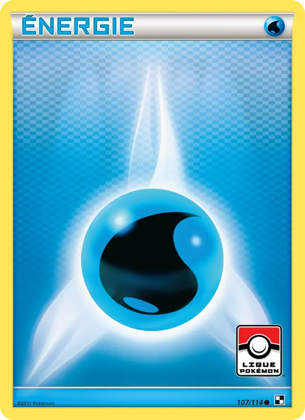 Scan HD carte Pokémon Énergie Eau 107/114 — Noir & Blanc